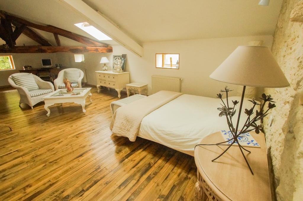 Chambres D'Hotes Domaine De La Rose Des Vents Castelnau-sur-l'Auvignon Ruang foto